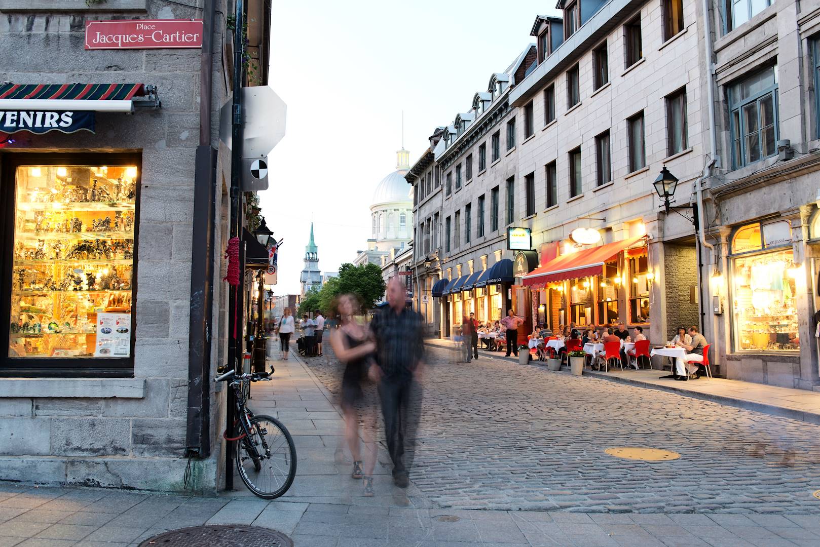 La rue Saint-Paul animée, dans le vieux Montréal - Québec - Canada