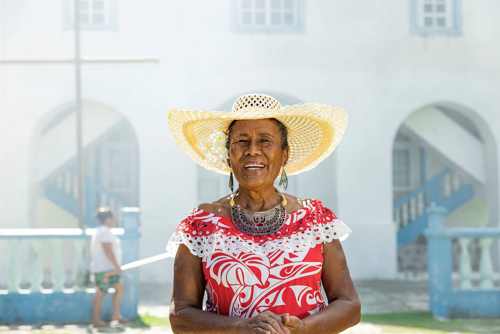 Portrait d'une femme devant une église - Polynésie Française