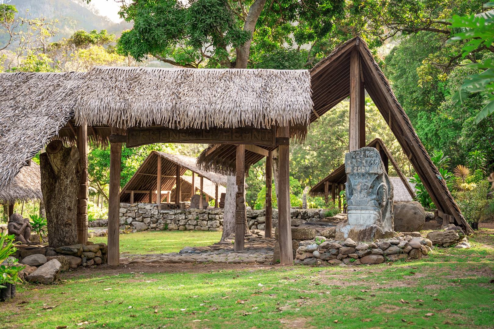Vestiges et tikis ancestraux sur l'île de Ua Pou - Îles Marquises - Polynésie française