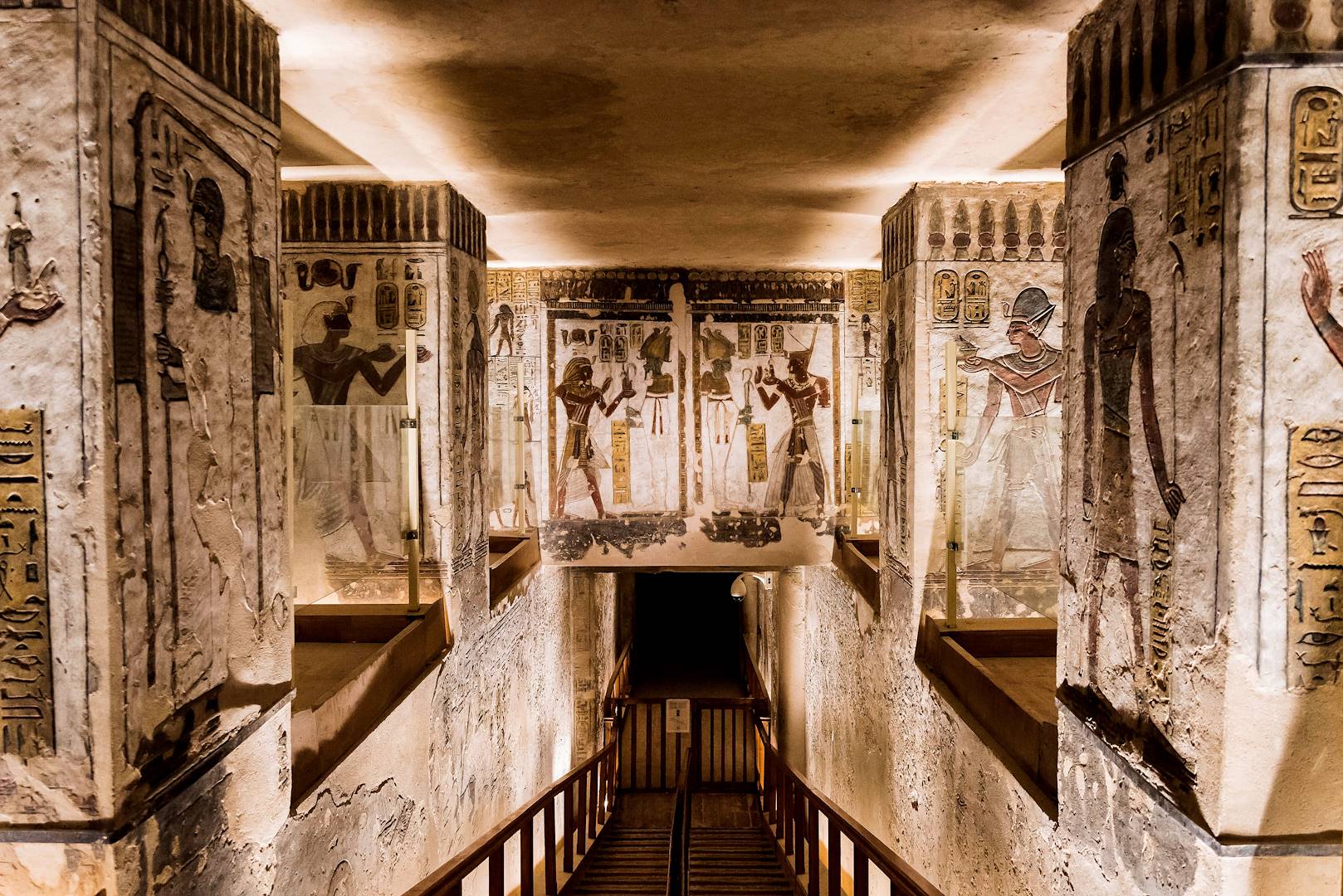 Couloir menant aux différents tombeaux de la Vallée des Rois - Égypte