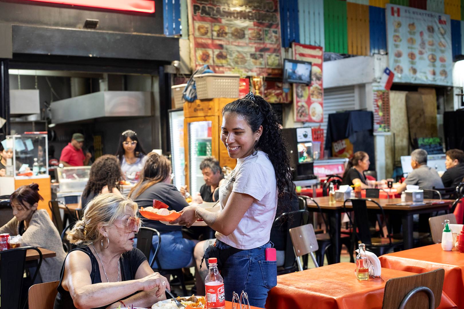 Scène de vie dans un restaurant du Mercado Central de Santiago - Chili