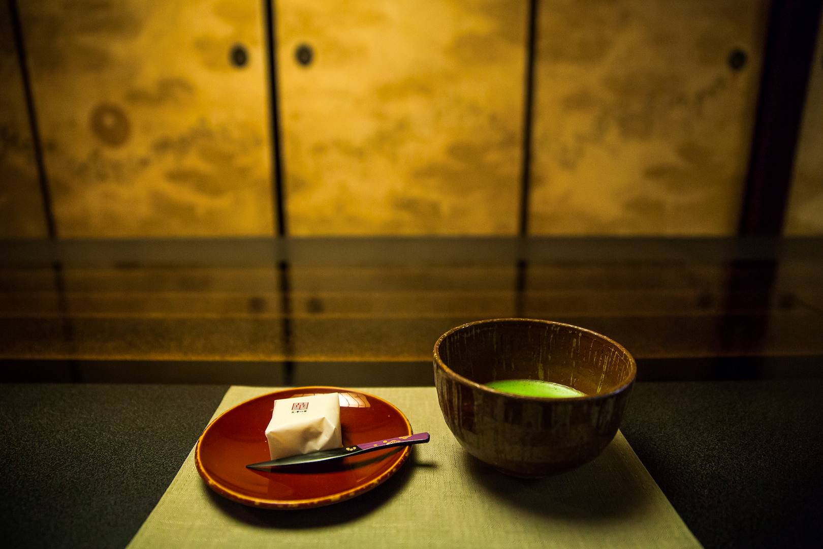 Boire le thé matcha traditionnel - Japon