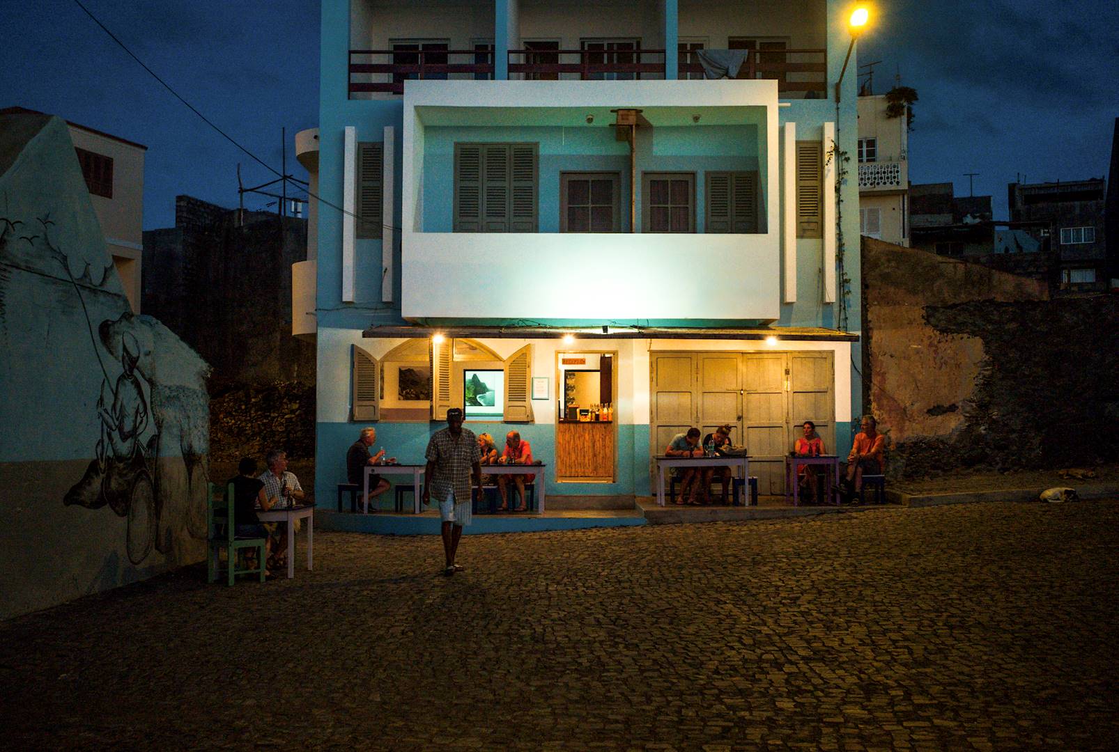 Terrasse animée à Sal Rei - Île de Boa Vista - Cap-Vert