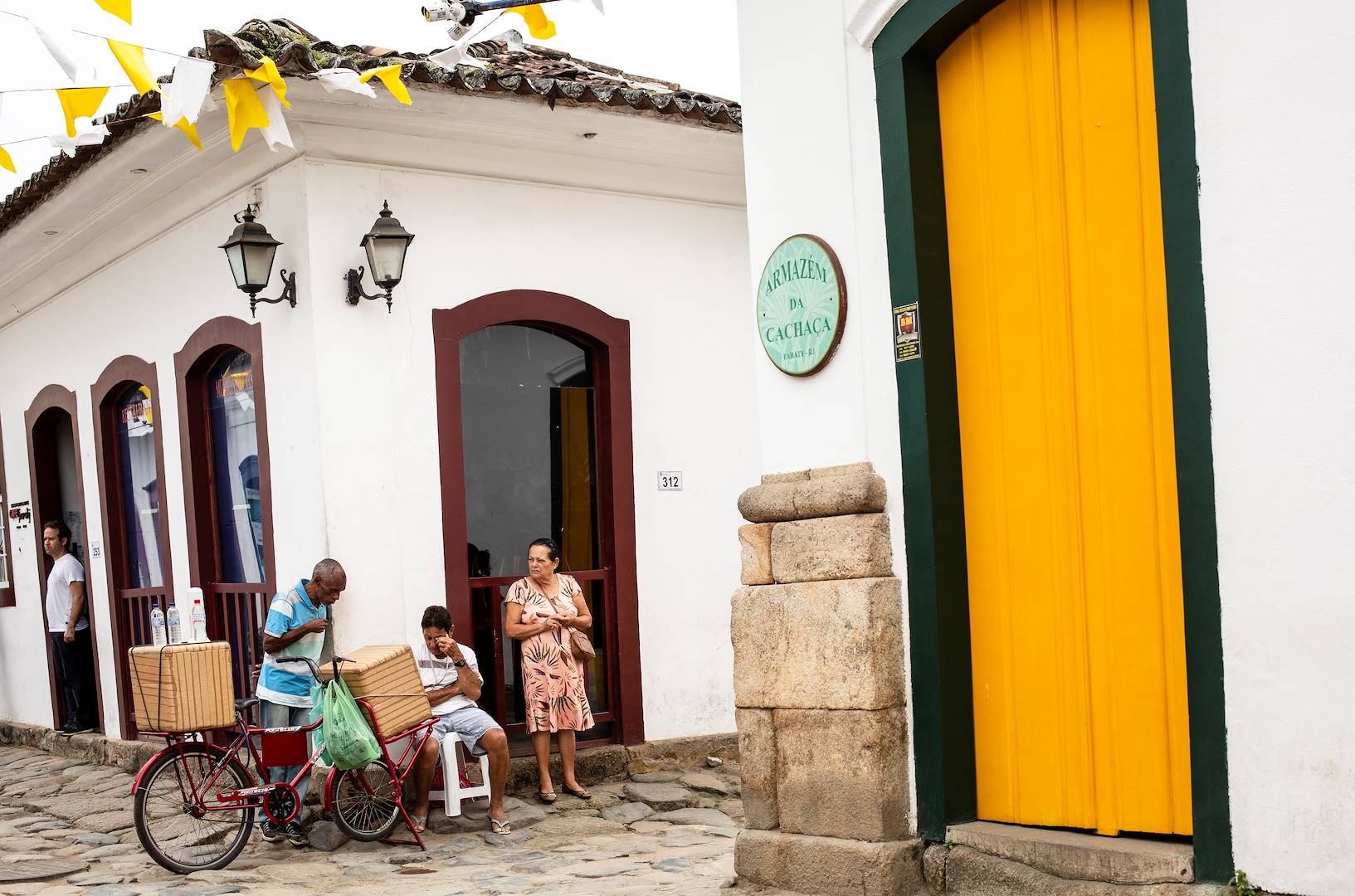 Vendeur ambulant dans une rue de Tiradentes - Minas Gerais - Brésil