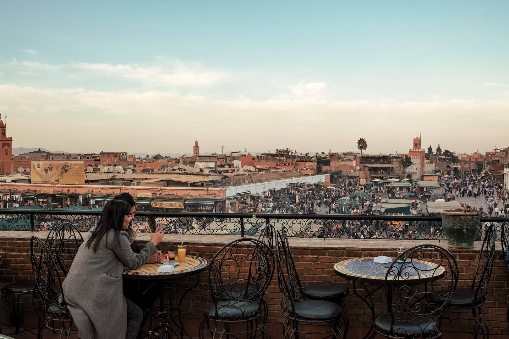 Femme sur la terrasse du "Le Grand Balcon du Café Glacier", Place Jemaa El Fna - Marrakech - Maroc