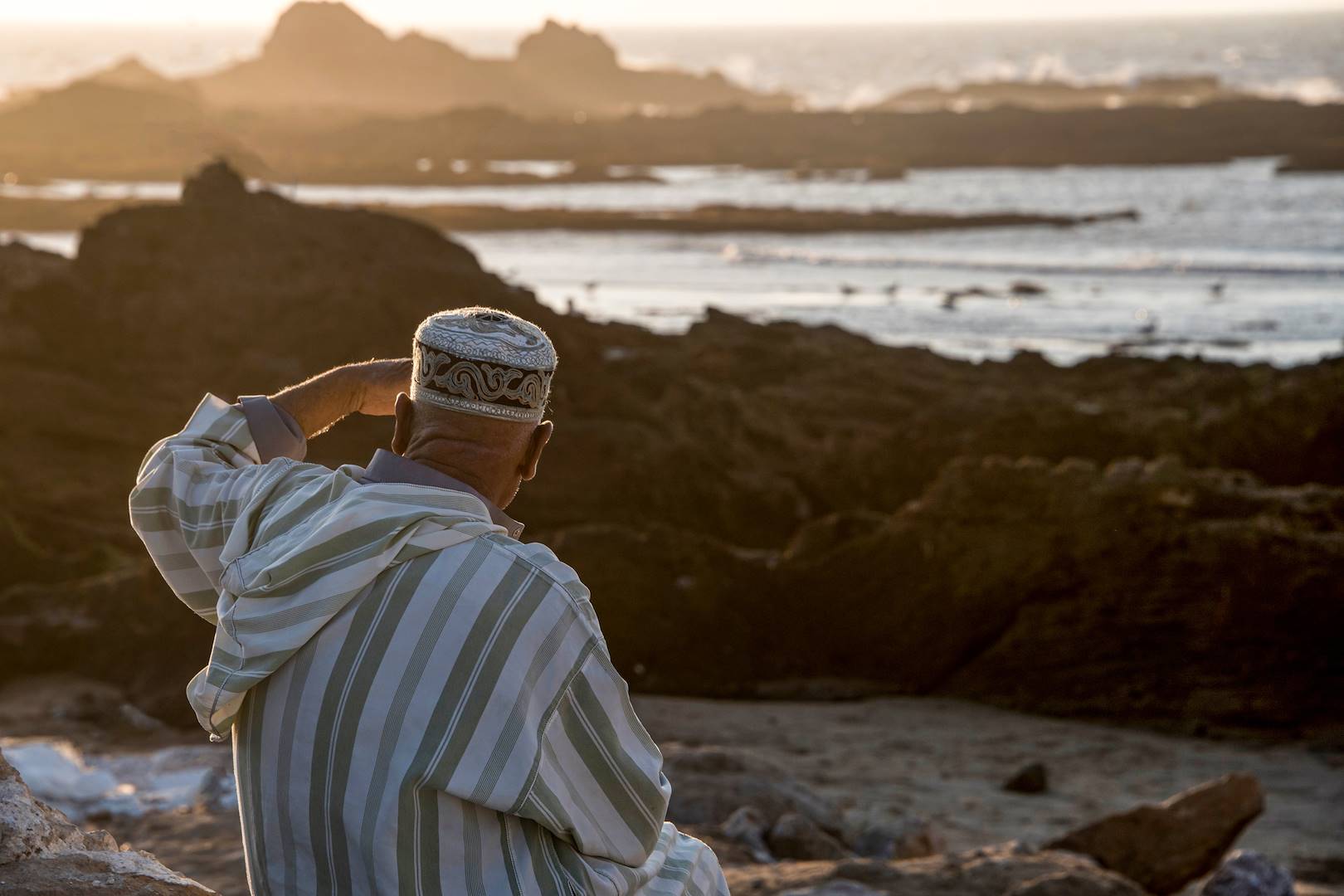 Homme admirant le coucher de soleil à Essaouira - Maroc
