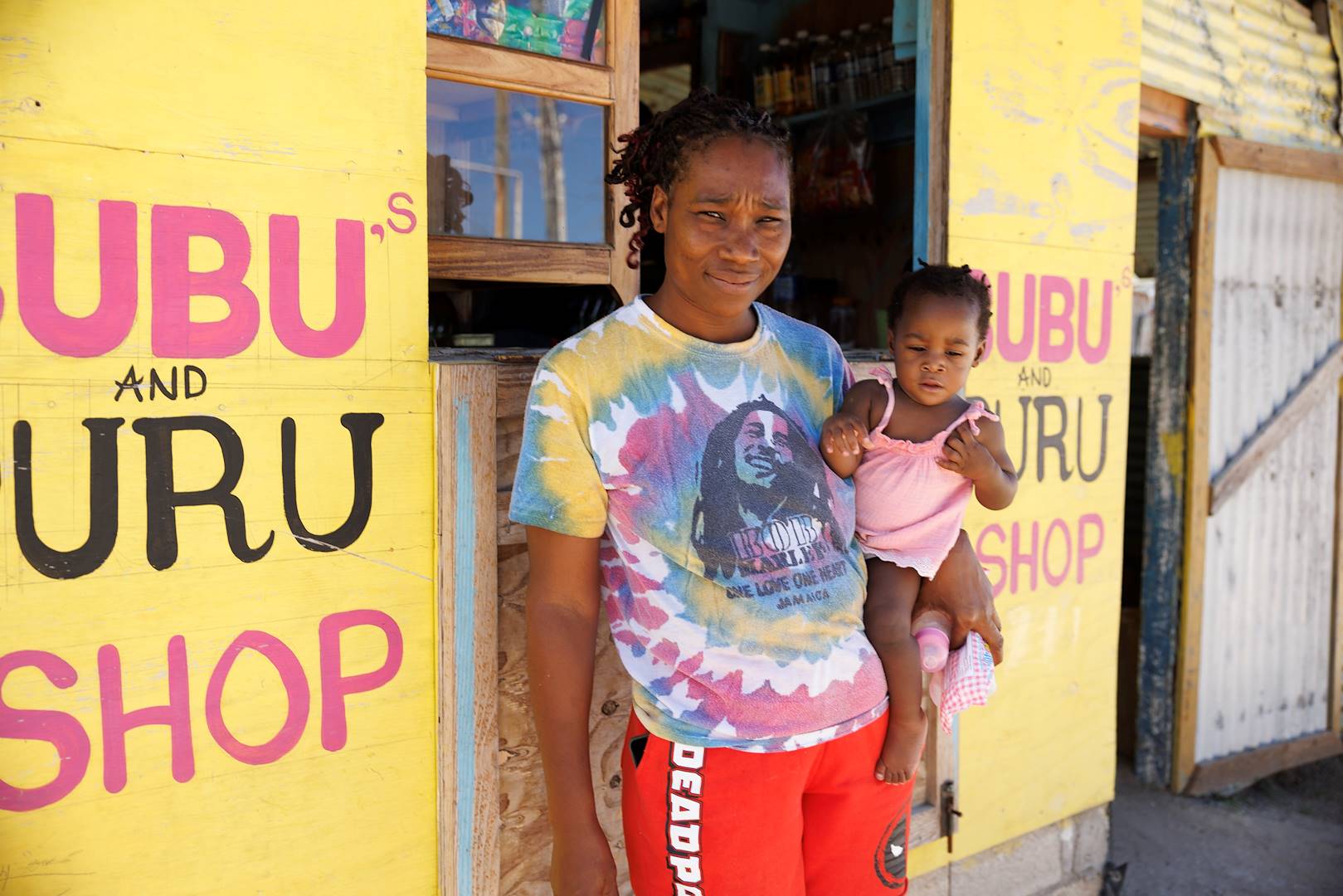 maman et son bébé devant une épicerie de Port Royal - Jamaïque