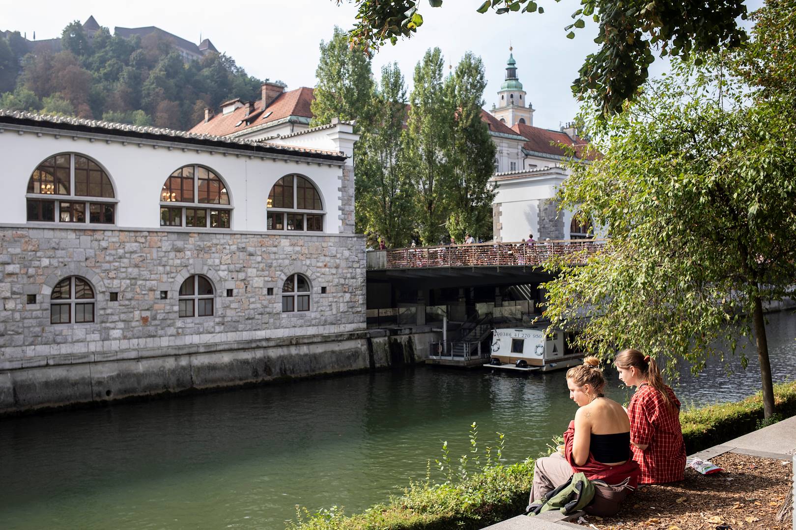 Femmes au bord de la rivière Ljubljanica - Ljubljana - Slovénie