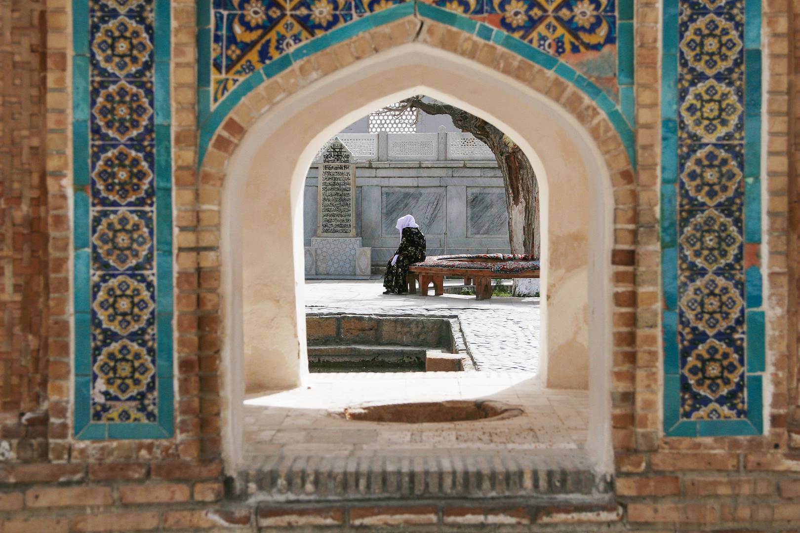 Femme priant devant le tombeau du soufi Saint Baha-ud-Din Naqshband - Boukhara - Ouzbékistan