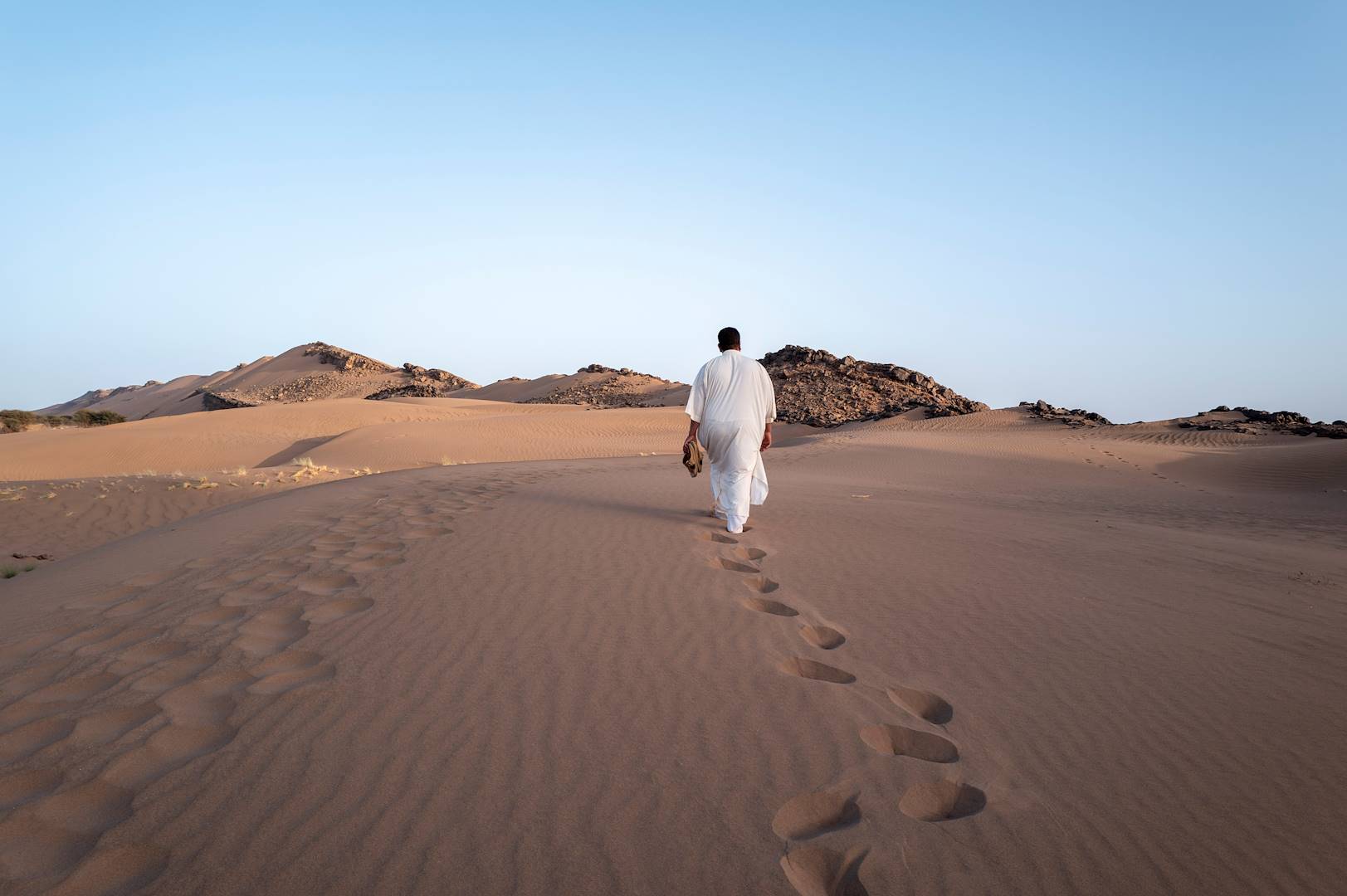 Marche dans le désert de Erg Chegaga au coucher du soleil - Maroc
