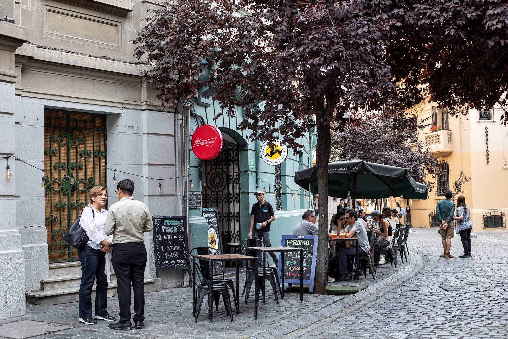 Terrasse animée dans le quartier Paris Londres - Santiago - Chili