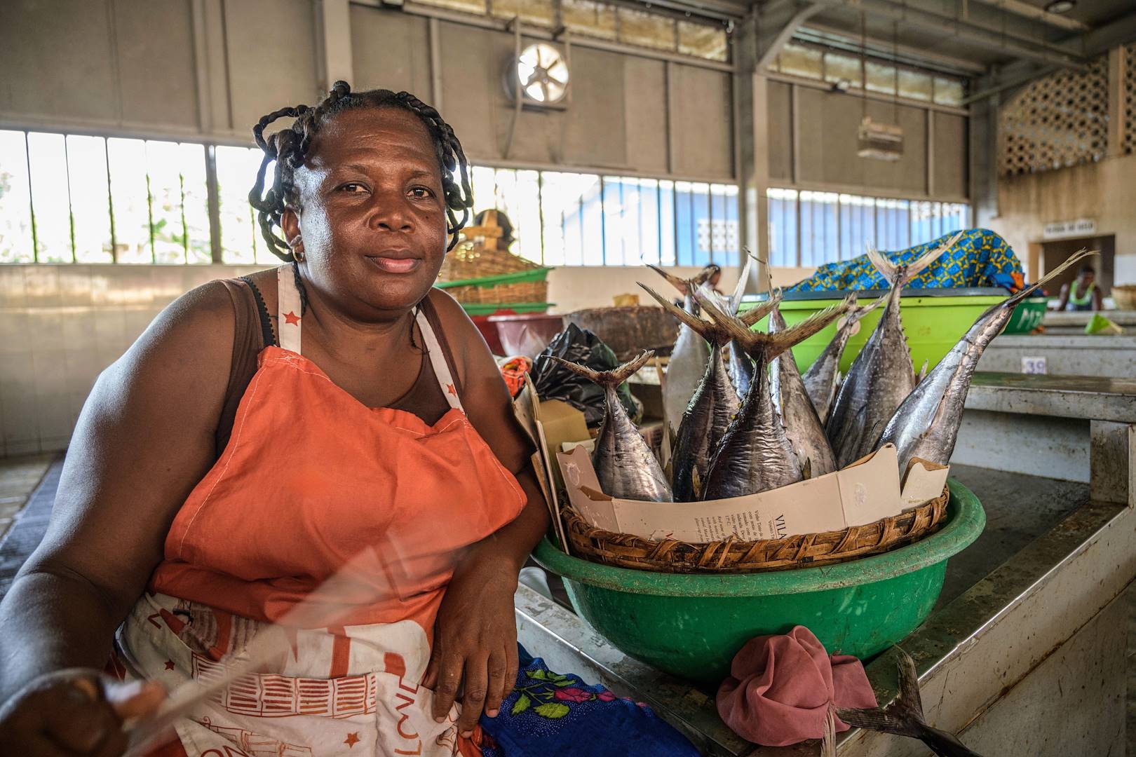 Marchande de poissons sur le marché de Bobô Fôrro - Sao Tomé et Principe