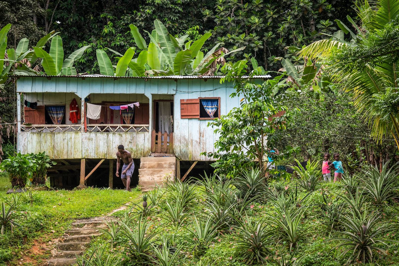 Scène de vie dans une maison traditionnelle de l'île - Sao Tomé et Principe