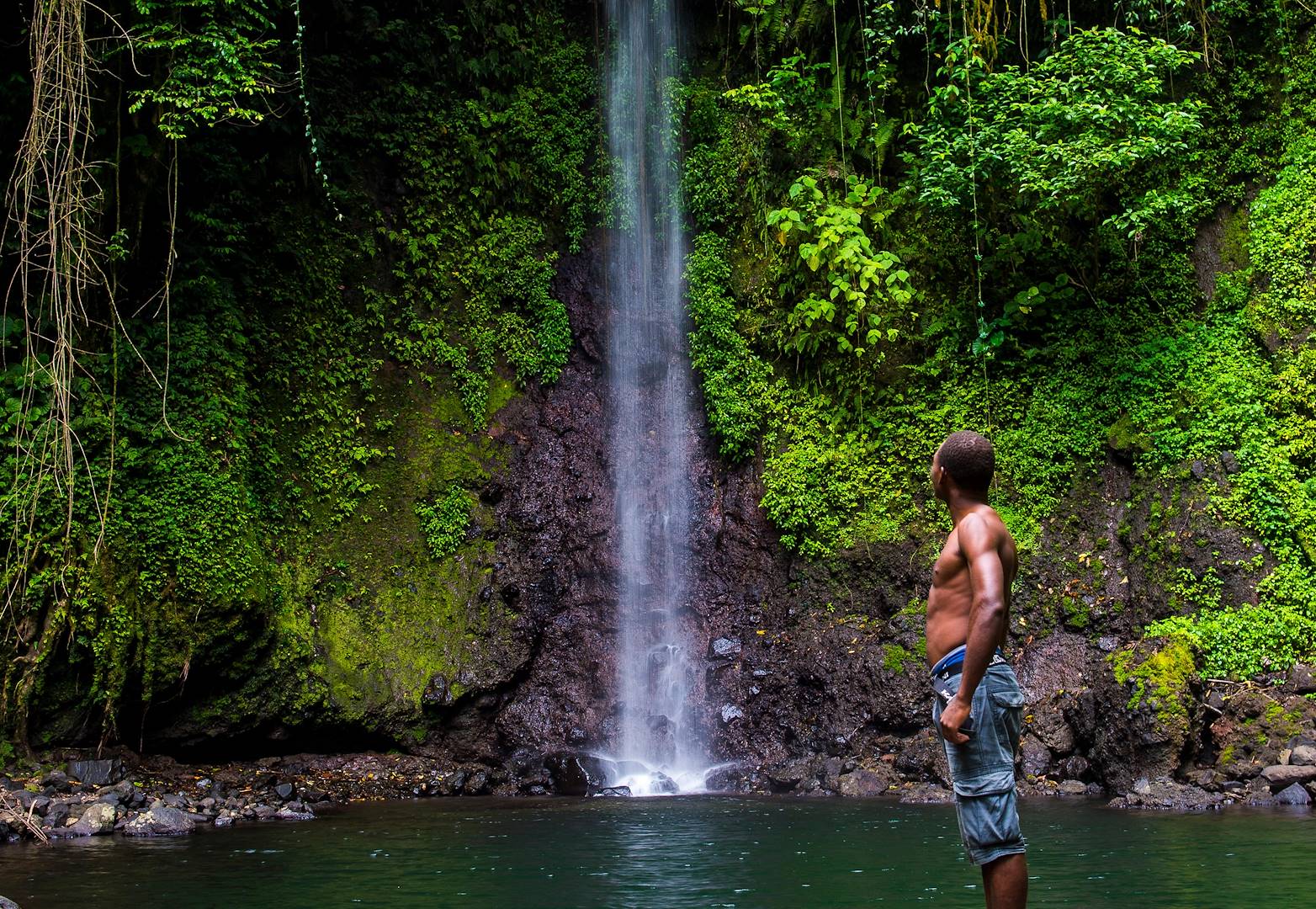 Homme face à la cascade Bombaim dans la jungle - Sao Tomé - Sao Tomé-et-Principe