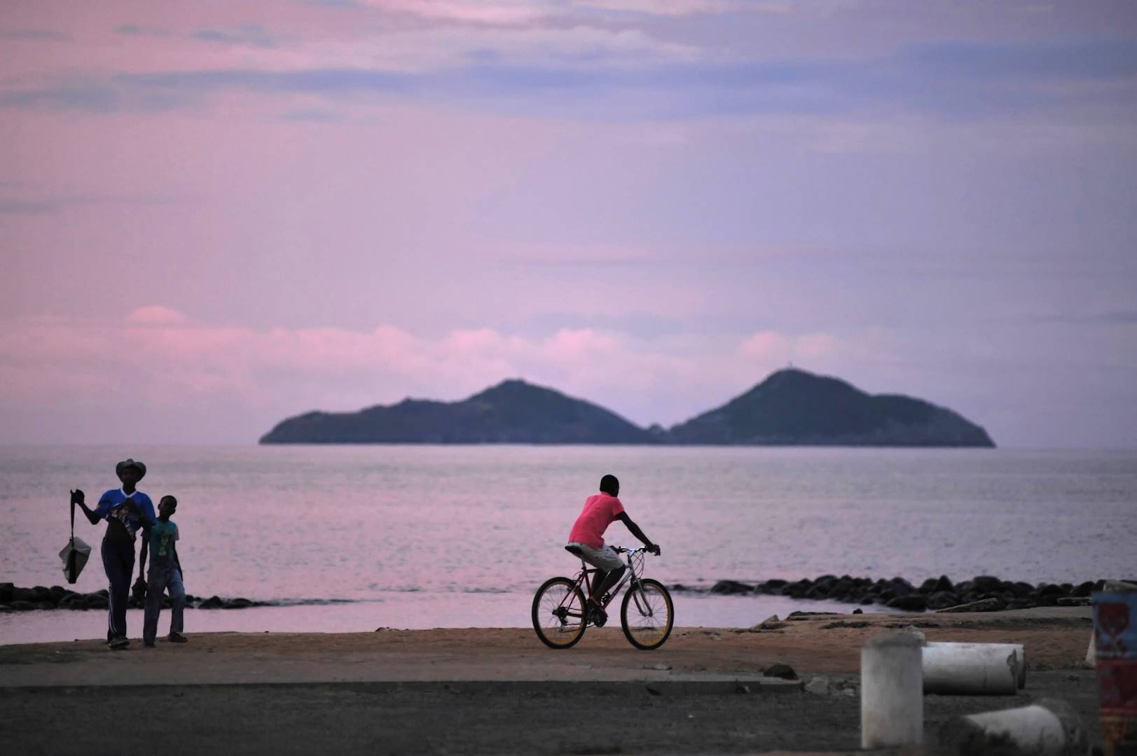 Scène de vie sur la plage de Sao Tomé -  Sao Tomé et Principe