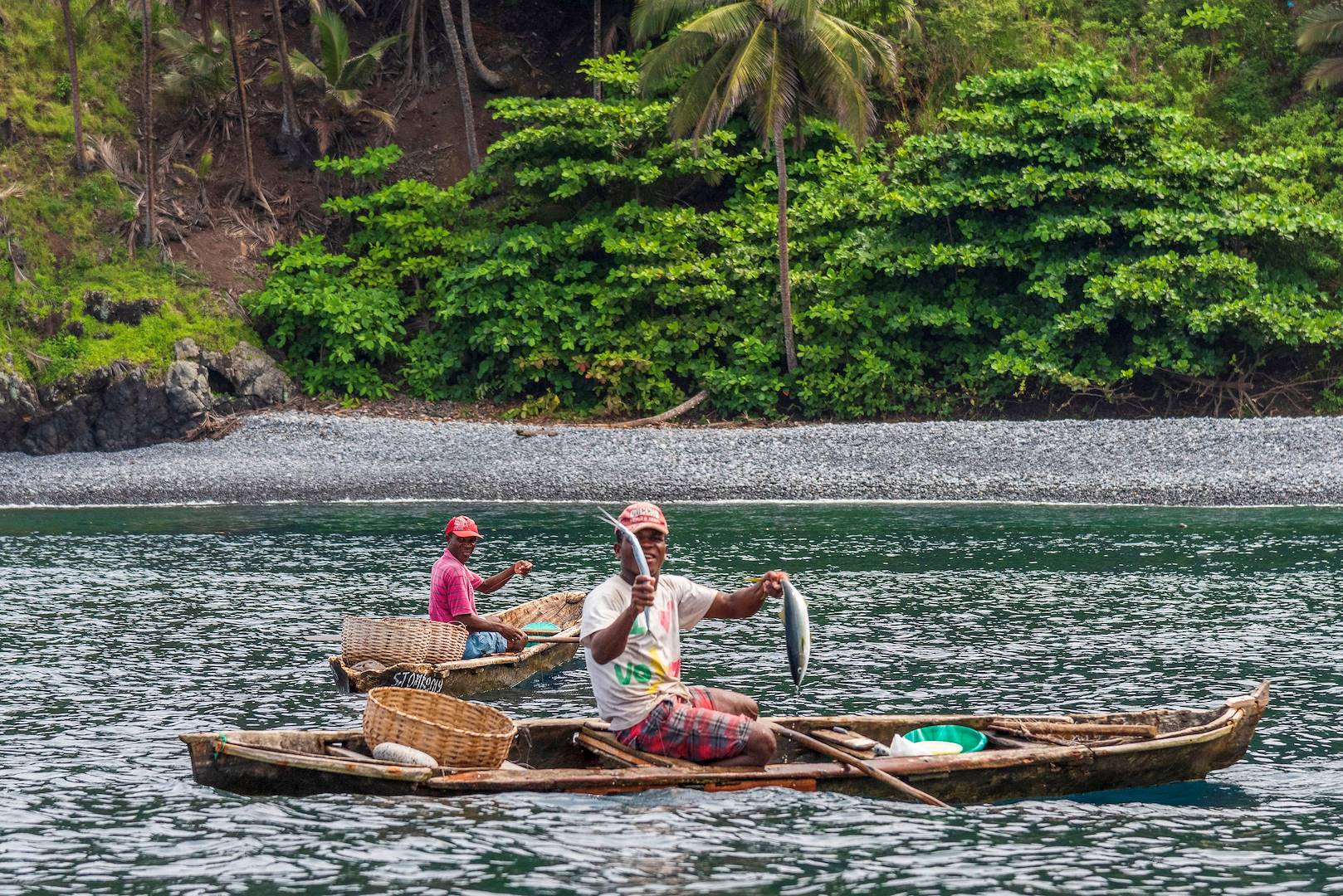 Pêcheurs montrant leurs poissons dans leur pirogue traditionnelle - Sao Tomé - Sao Tomé-et-Principe