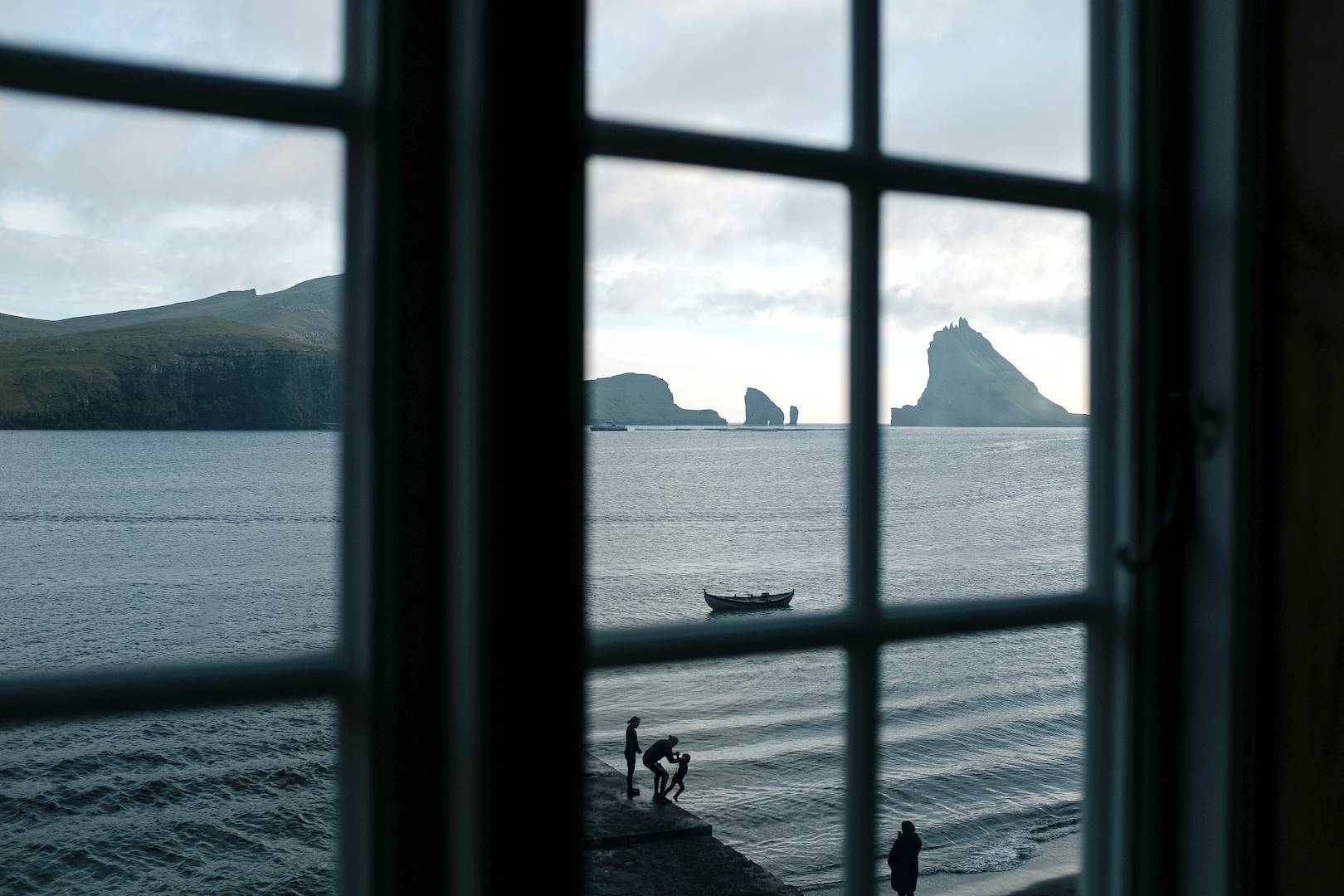 Vue depuis la fenêtre de votre cottage sur l'île de Vagar - Îles Féroé