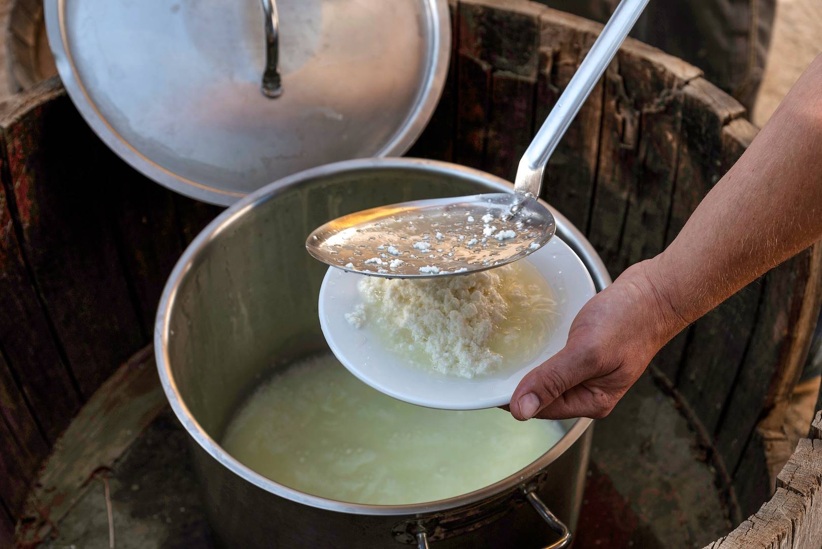 Fabrication du fromage dans une ferme de Galice - Espagne