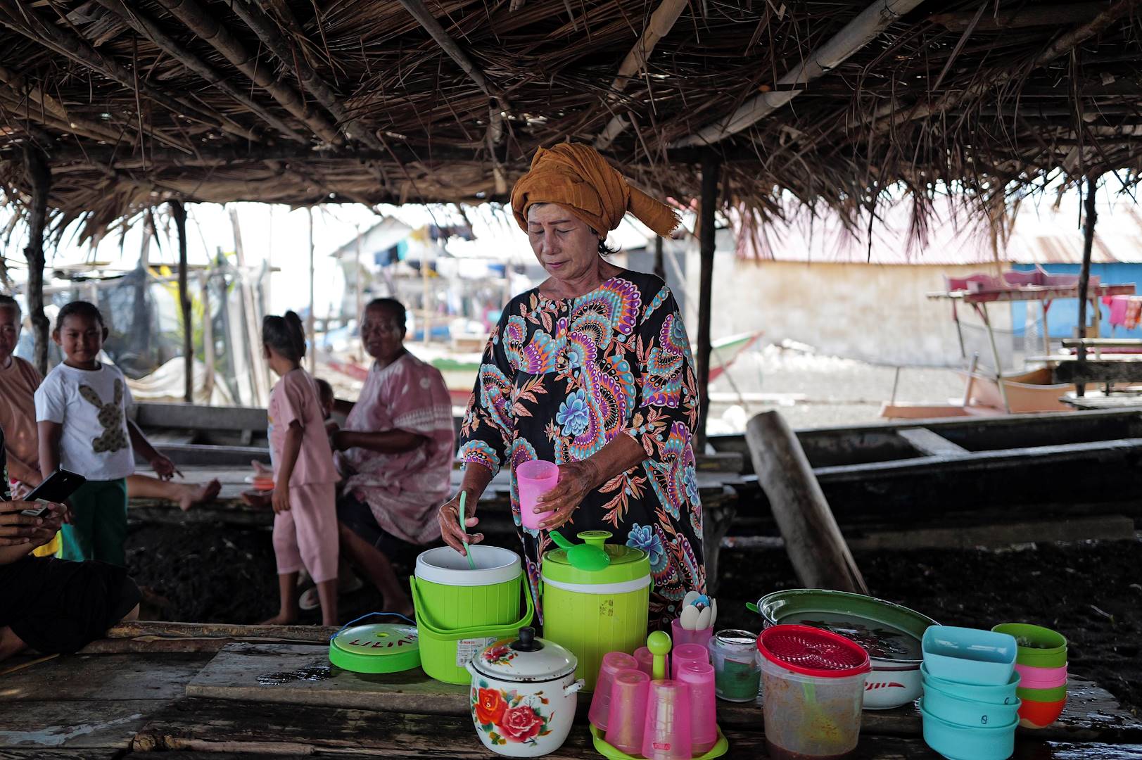 Déjeuner en famille dans le village de pêcheurs de Tumbak - Sulawesi - Indonésie