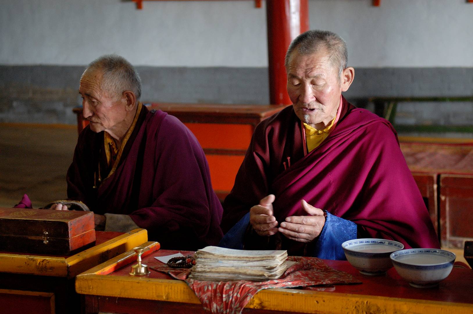 Moines bouddhistes priant au monastère Shankh - Ovorkhangai - Mongolie