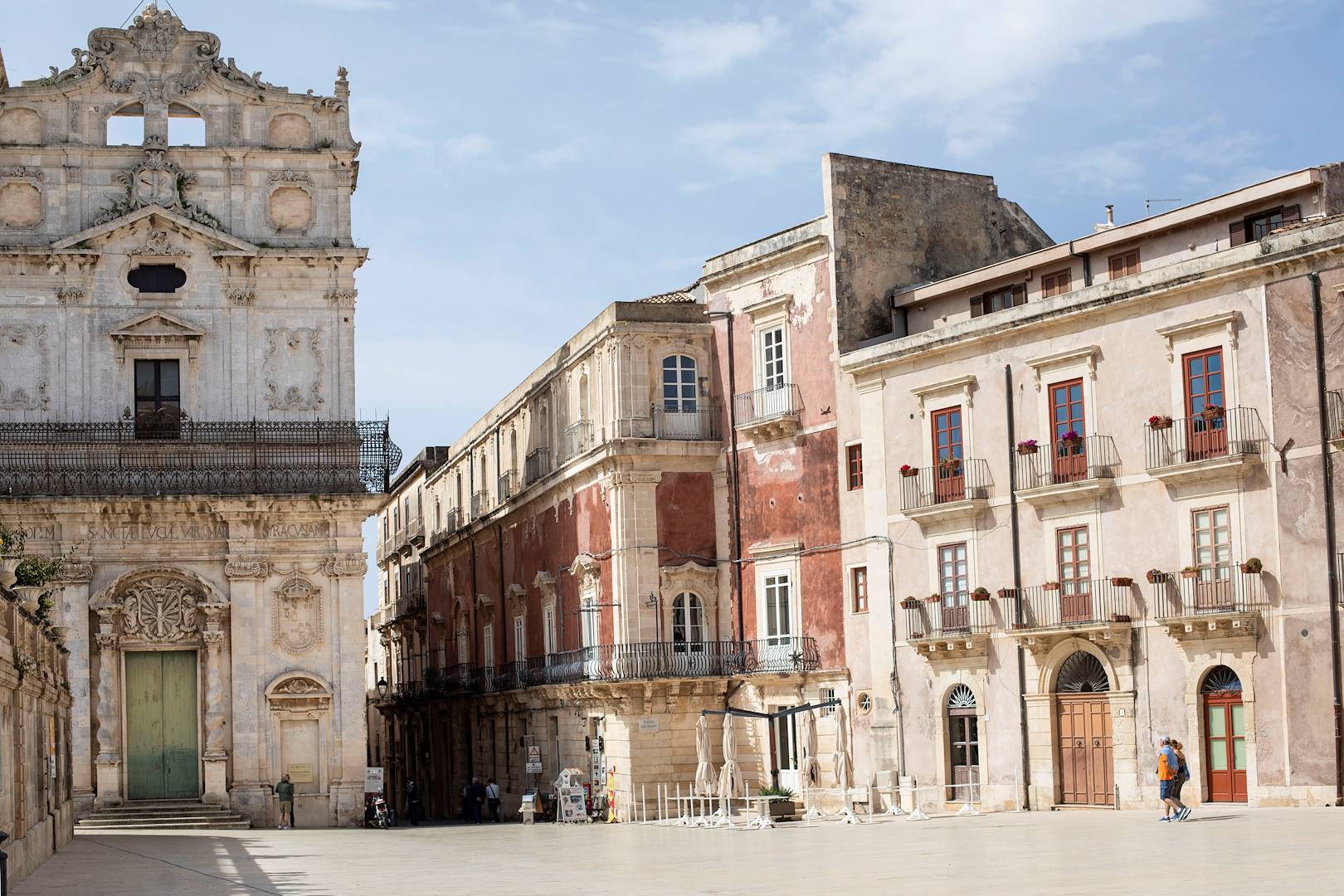 Centre historique sur l'île d'Ortygie : Piazza Duomo et l'église Santa Lucia alla Badia - Syracuse - Sicile - Italie