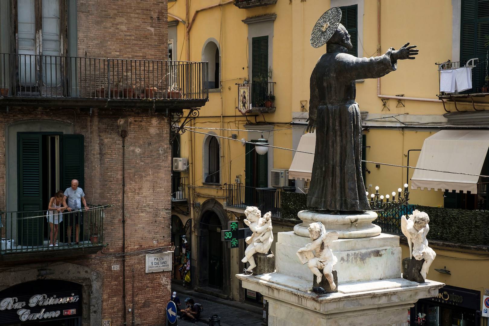 Couple sur leur balcon - Naples - Italie