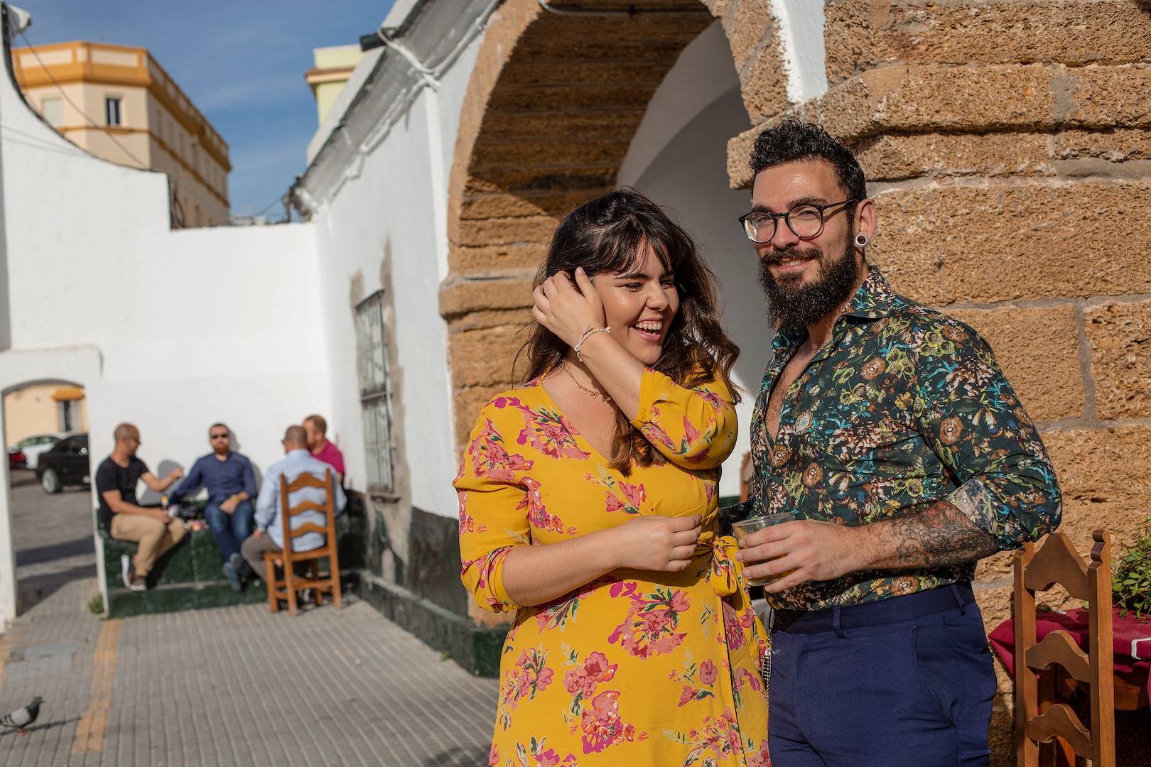 Jeune couple dans les rues de Tarifa - Andalousie - Espagne