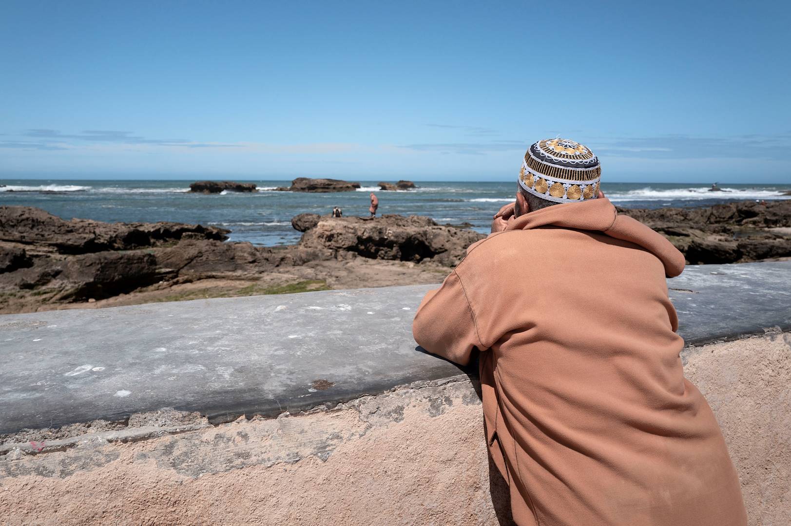 Homme face à la mer sur les remparts de Rabat - Maroc
