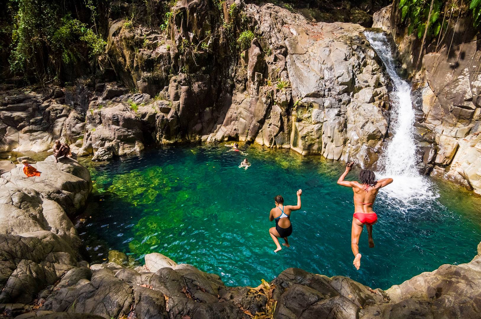 Enfants plongeant dans le Saut d'Acomat - Basse Terre - Guadeloupe