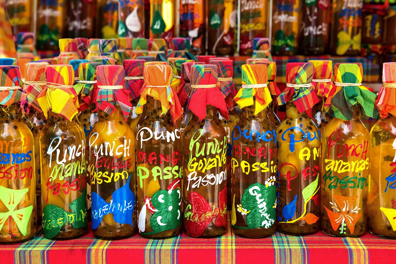 Rhums arrangés sur un marché - Guadeloupe