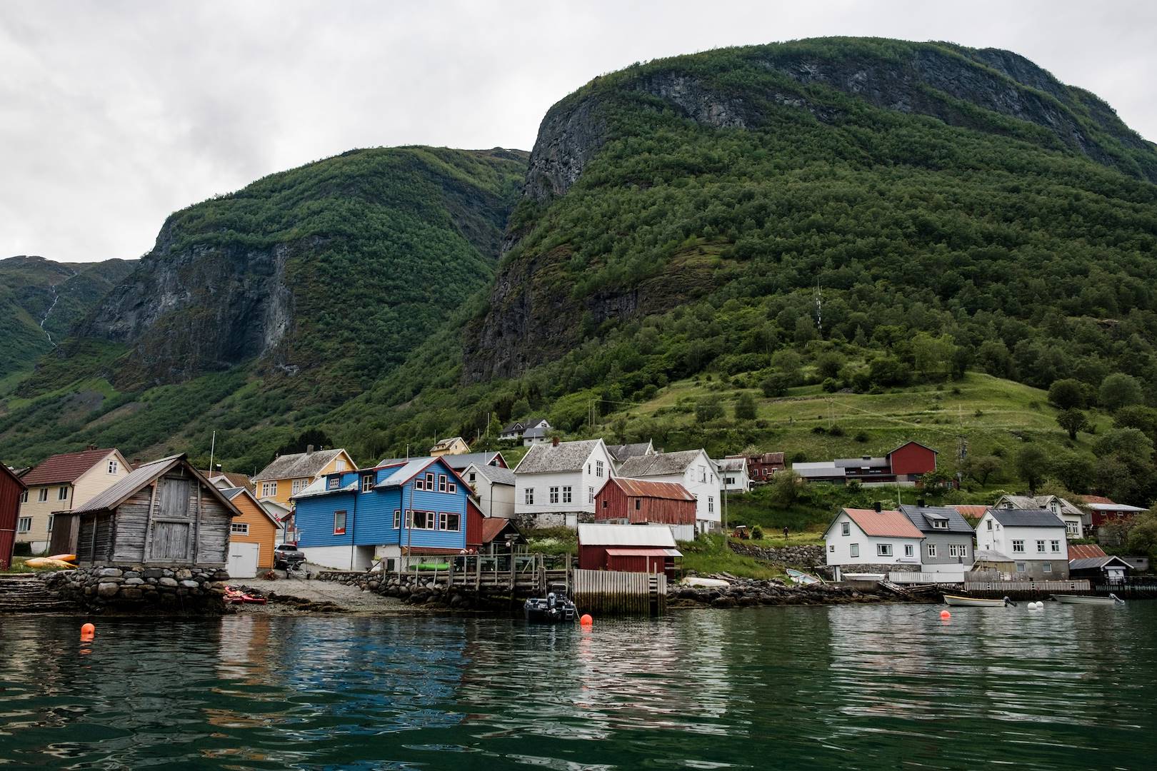 Le village d'Undredal, vu d'un bateau - Norvège