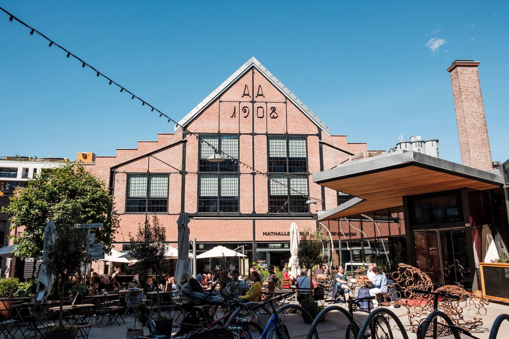 Dans le quartier branché de Grunerlokka : terrasse d'un café devant Mathallen - Oslo - Norvège