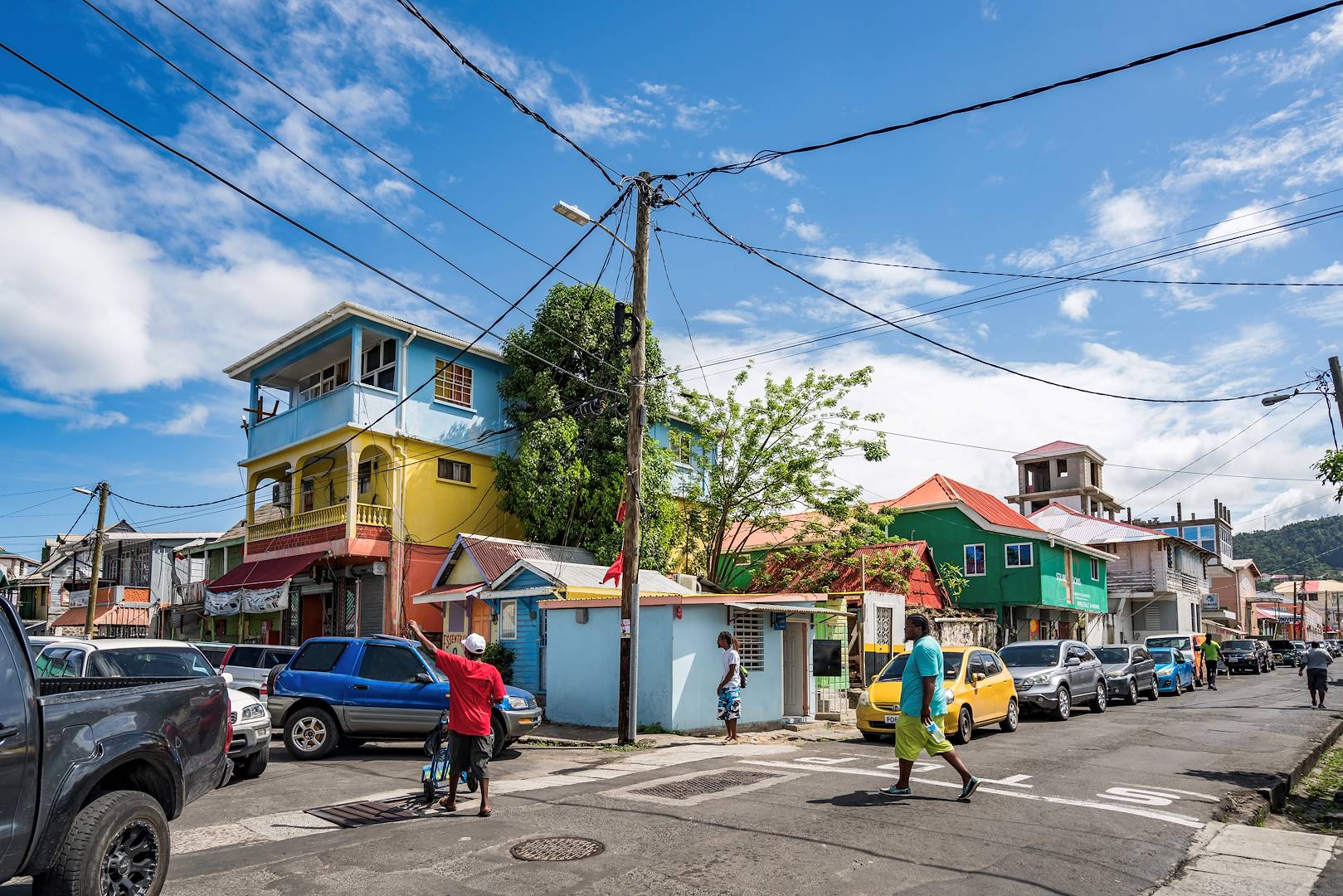Scène de vie dans les rues colorées de Roseau - Dominique
