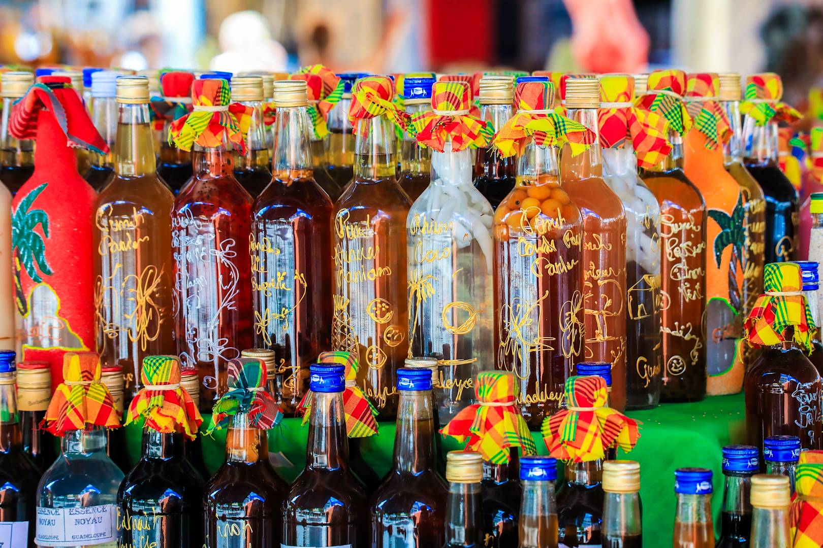 Rhums arrangés sur un marché - Guadeloupe