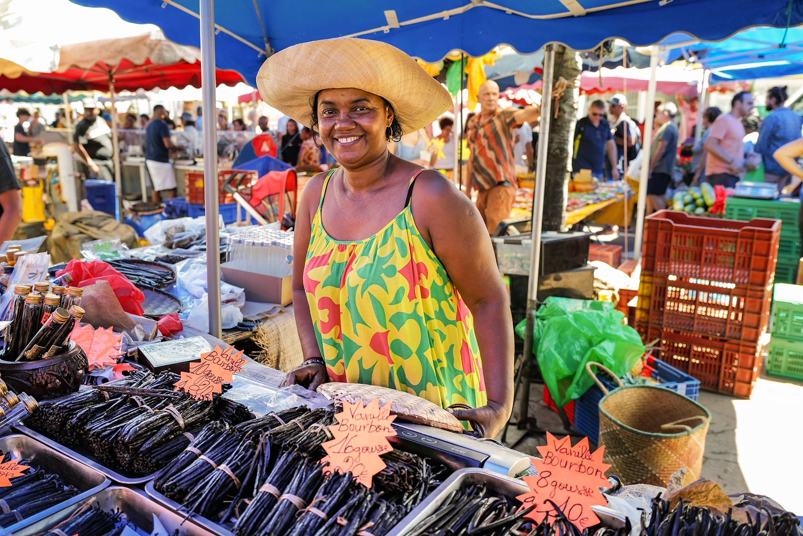 Marchande de gousses de vanille sur un marché local de Guadeloupe