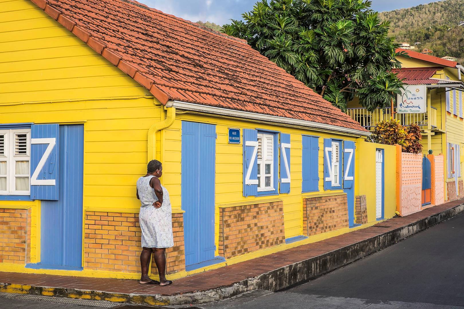 Femme dans les rues de Grande Anse - Les Anses d'Arlet - Martinique