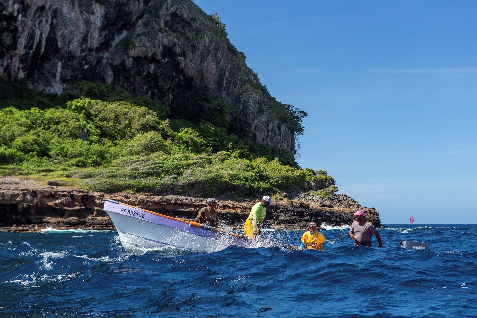 Pêcheurs à bord d'une yole, bateau typique des Antilles - Martinique
