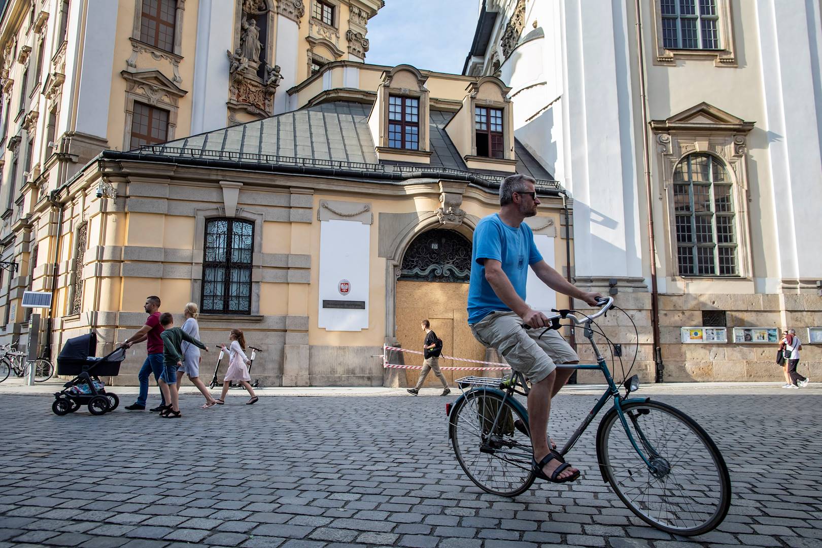 Cycliste dans le centre historique de Wroclaw - Pologne