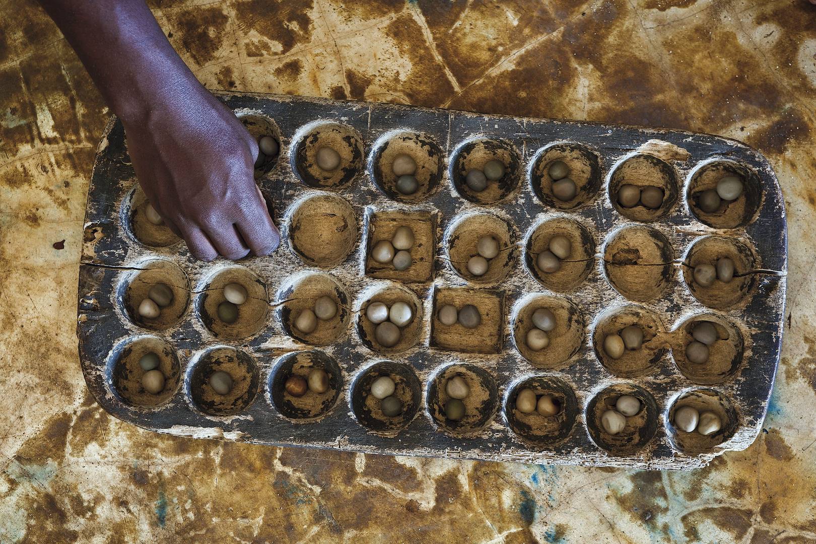 Homme jouant à l'Awale à Nairobi - Kenya