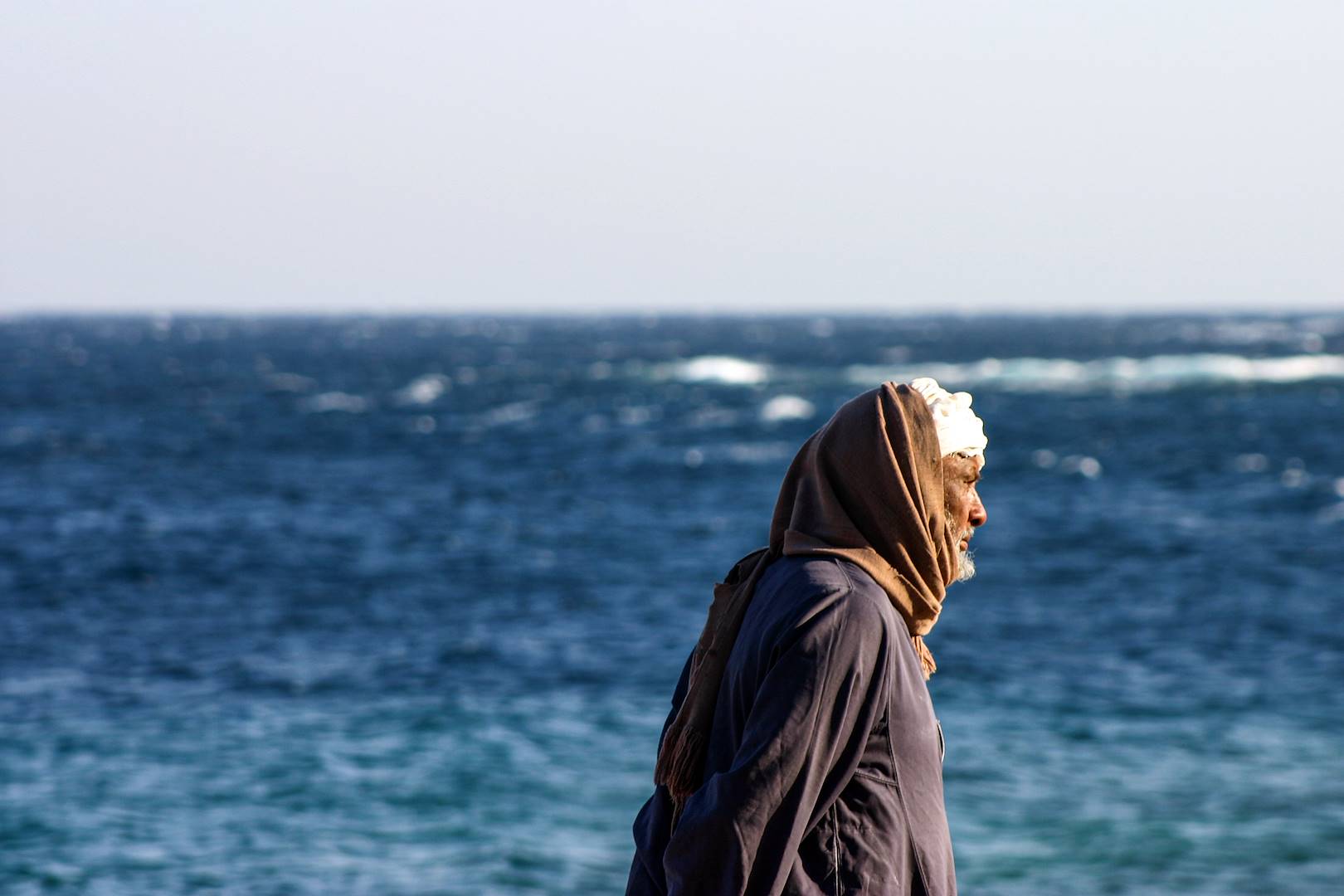 Homme sur les rives de El Alamein - Egypte