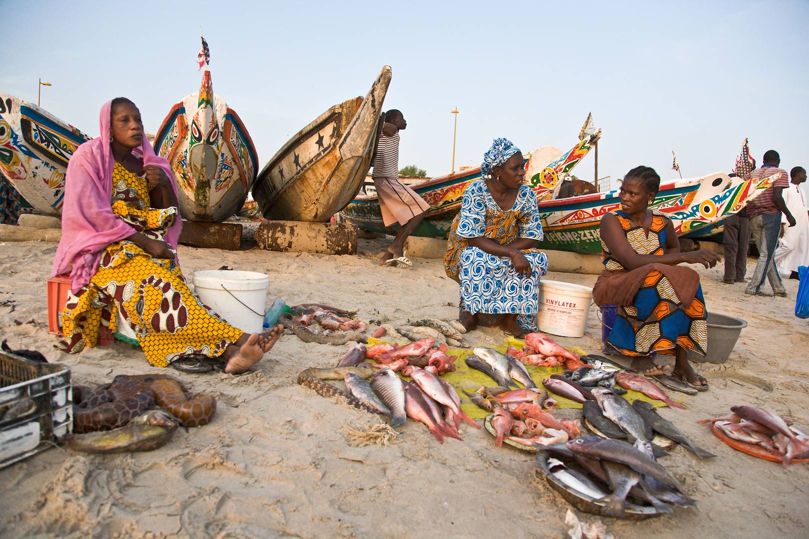 Marchandes de poissons sur la plage de Mbour - Sénégal