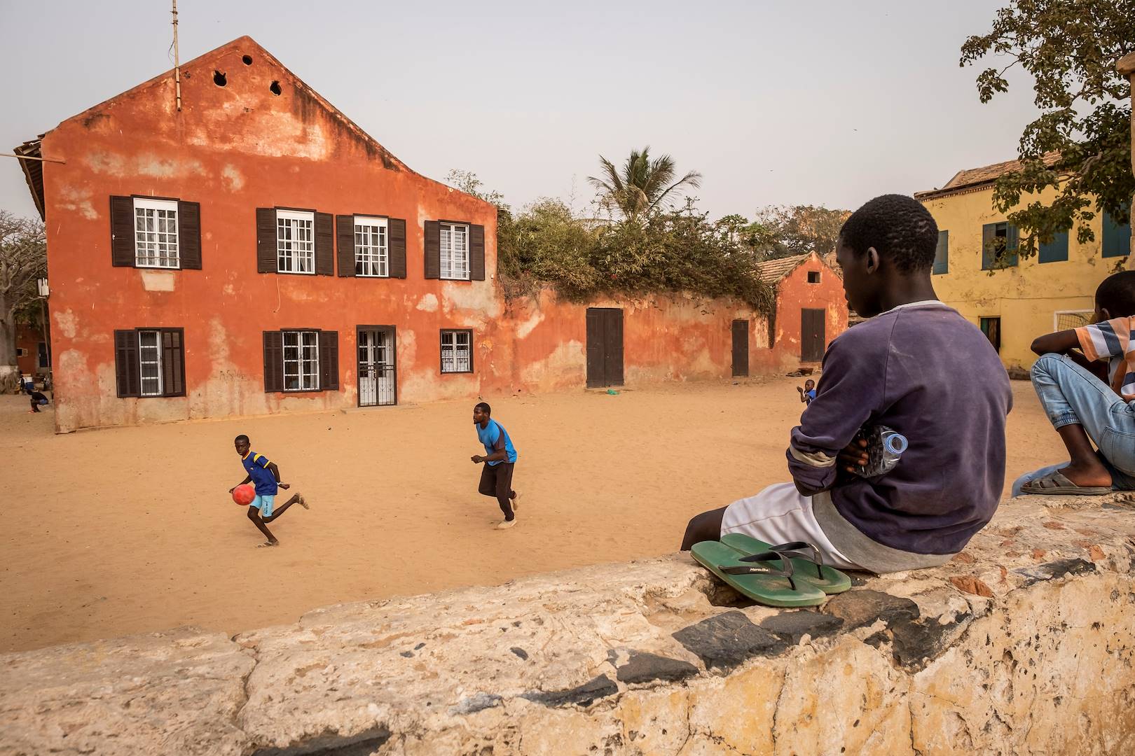 Enfants jouant au football sur la place principale - Île de Gorée - Sénégal