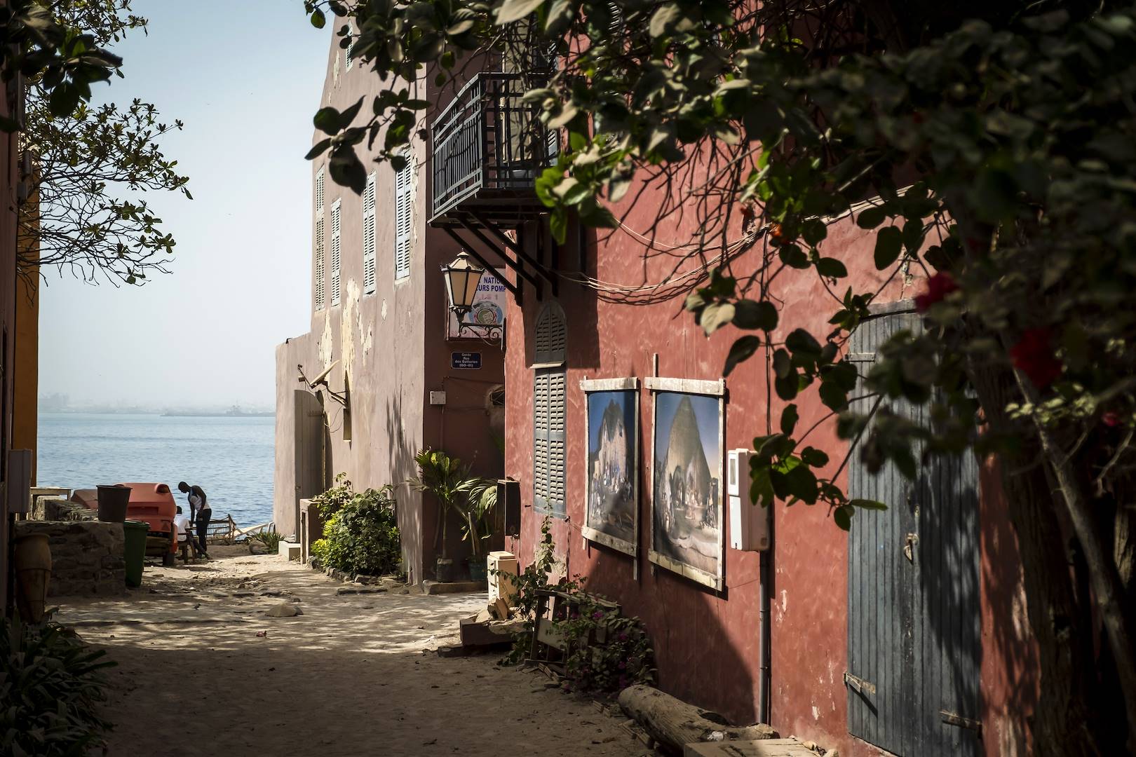 Rue colorée donnant sur l'océan - Île de Gorée - Sénégal