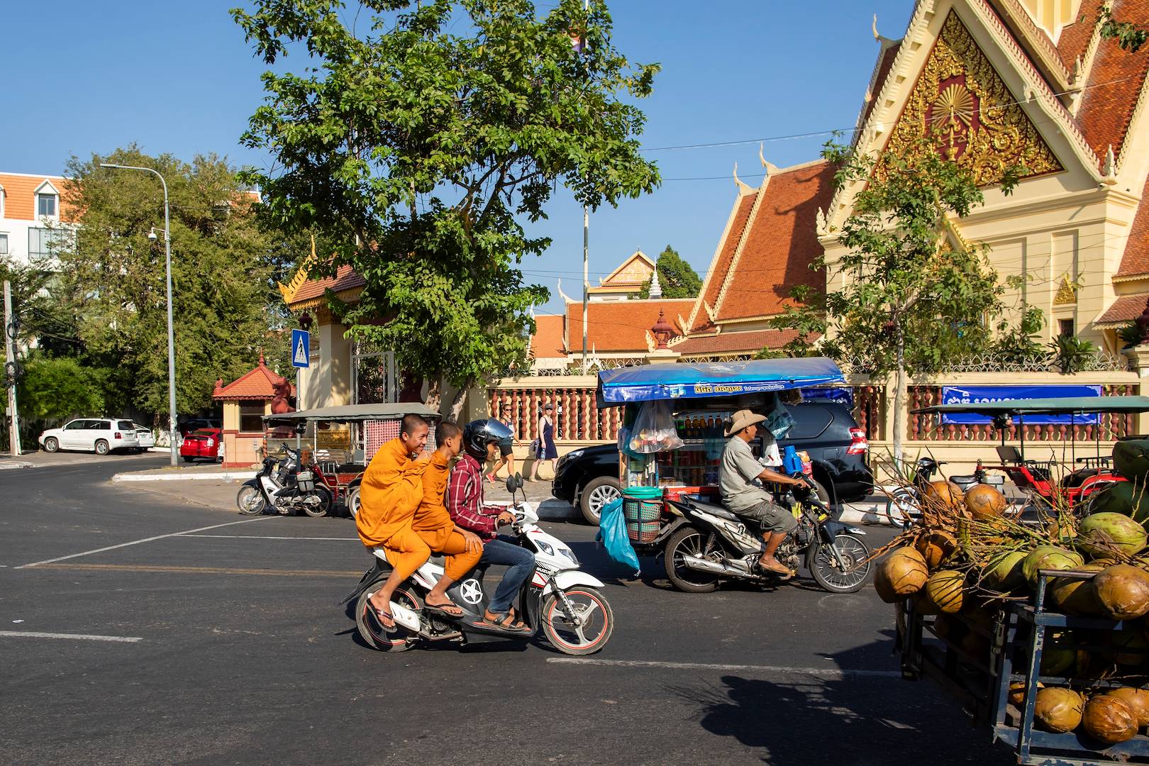 Moines sur un scooter - Phnom Penh - Cambodge 