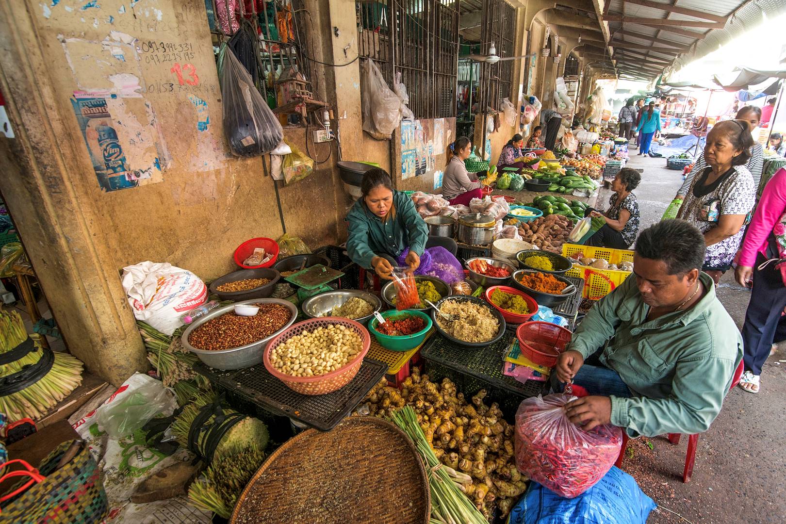 Scène de vie dans un marché animé de Battambang - Cambodge