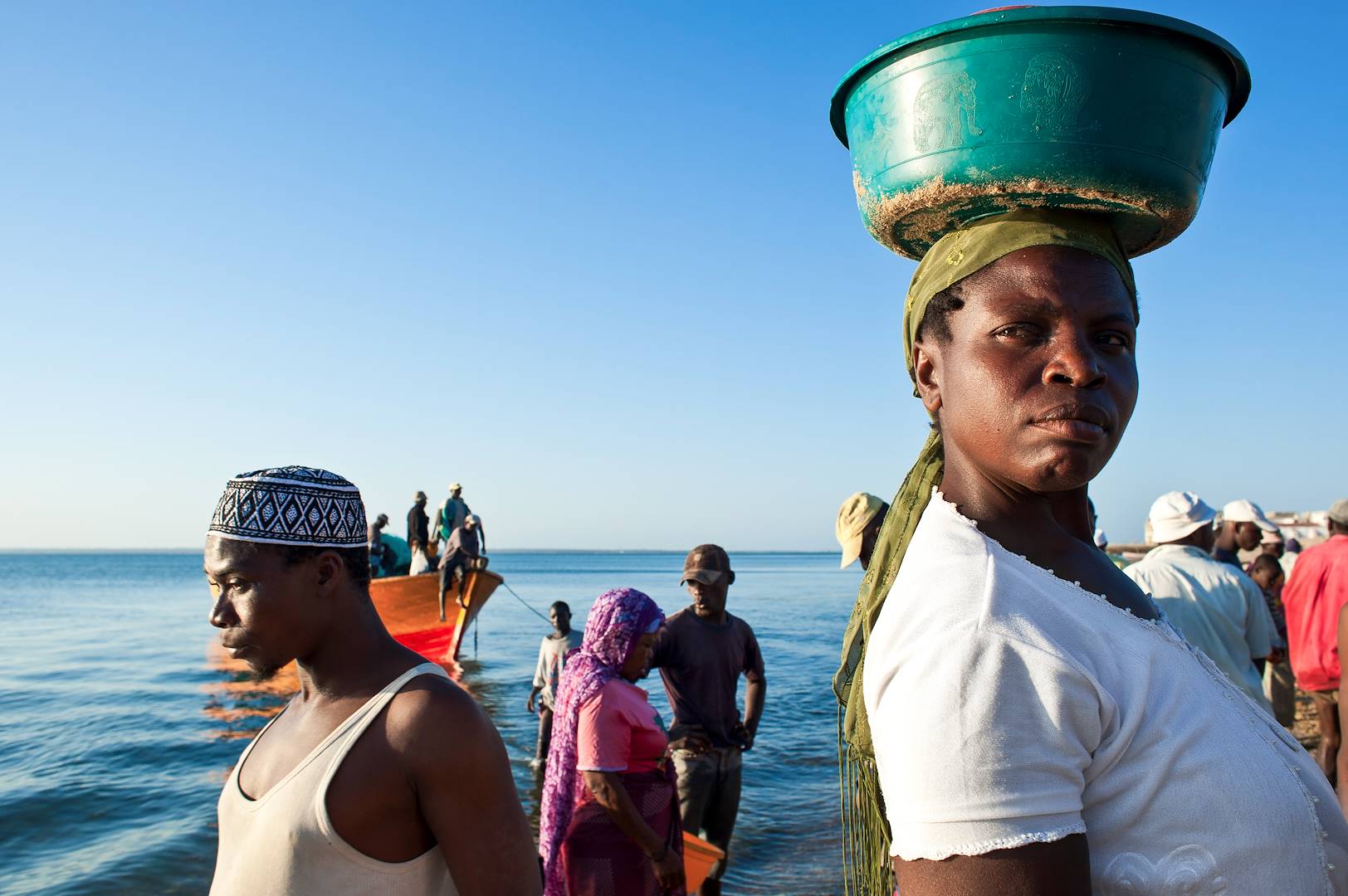 Retour de pêche sur une plage du Mozambique