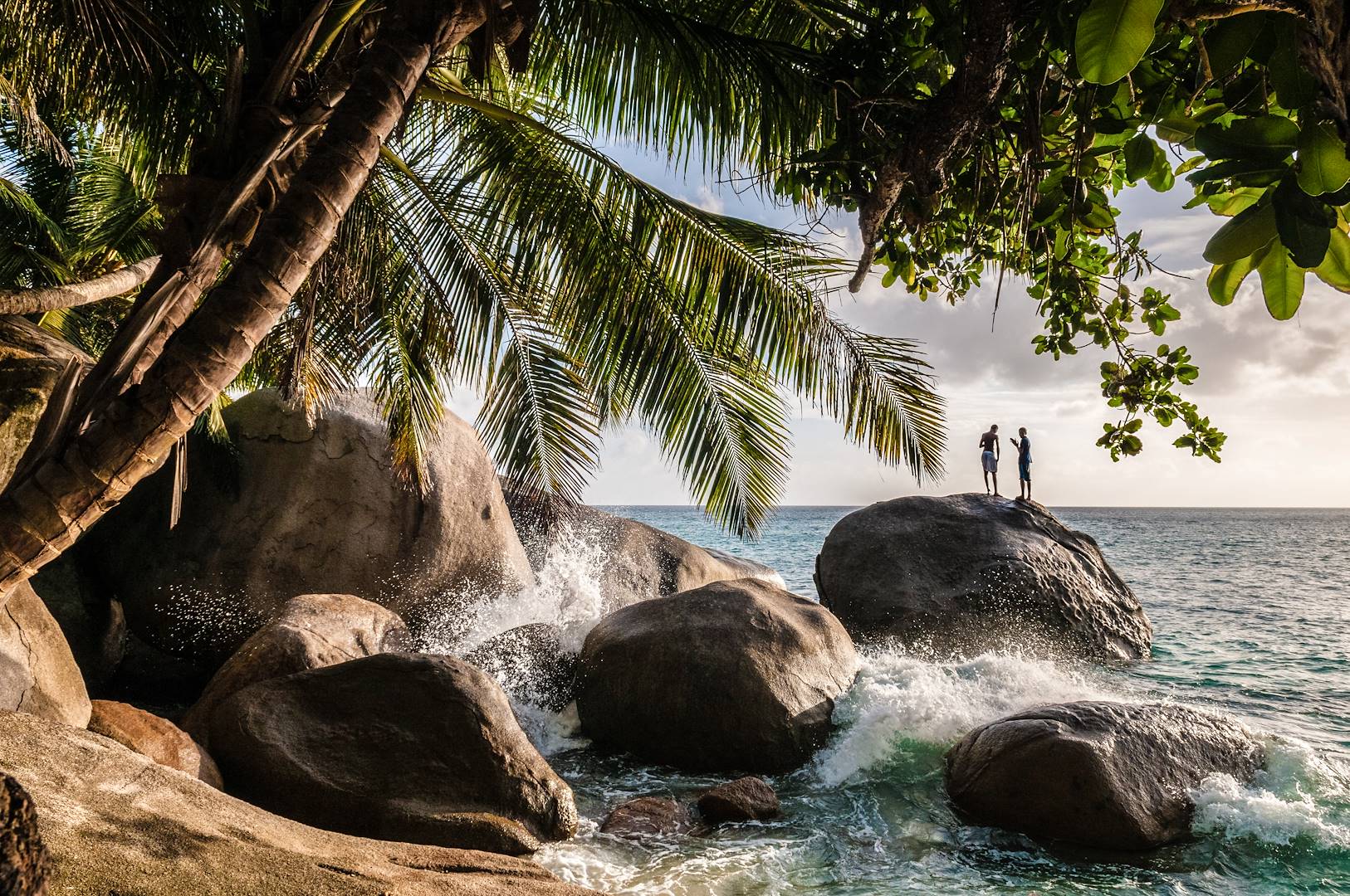 Jeunes hommes sur un rocher - Ile de Mahé - Les Seychelles