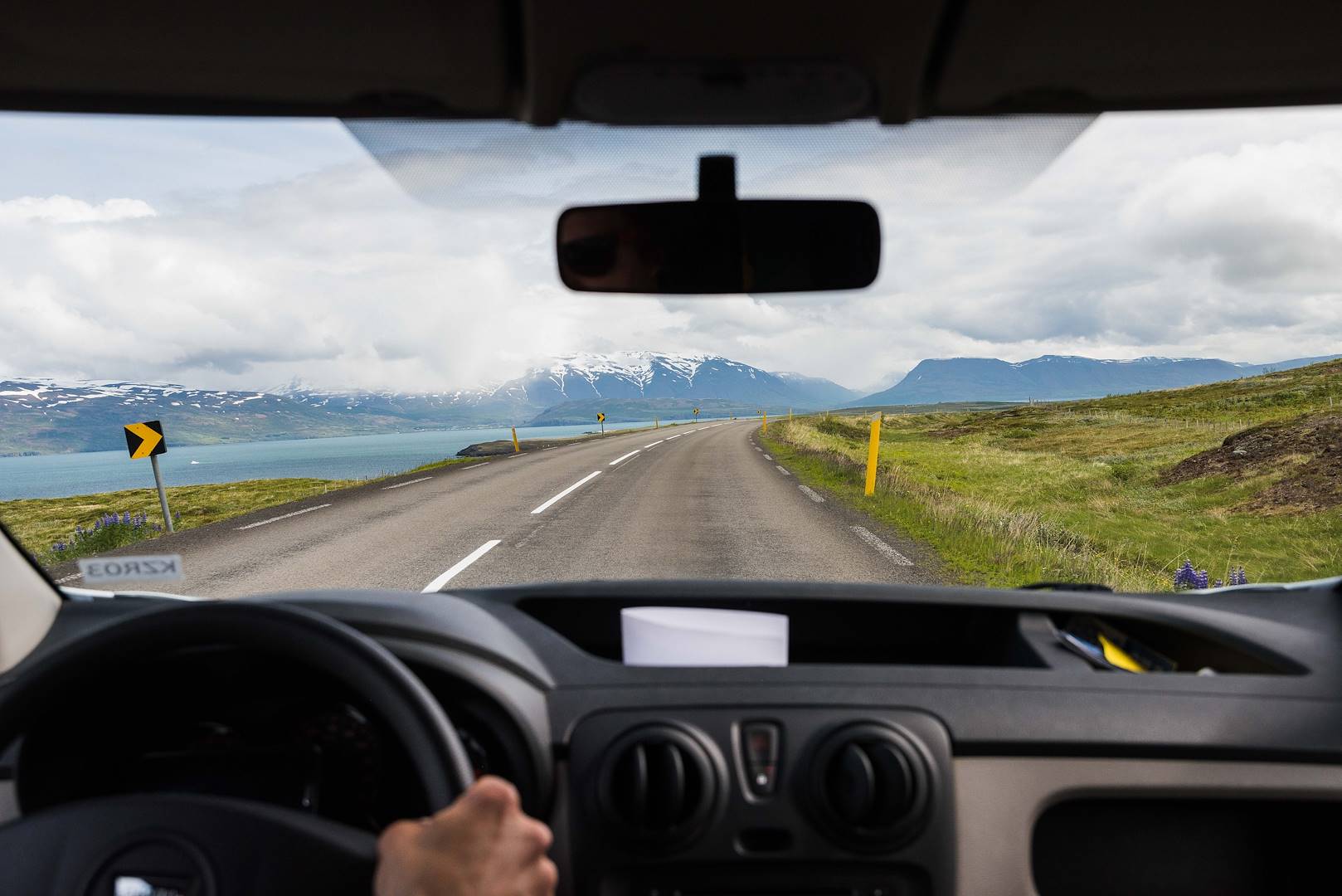 Vue sur les paysages islandais depuis la voiture - Islande