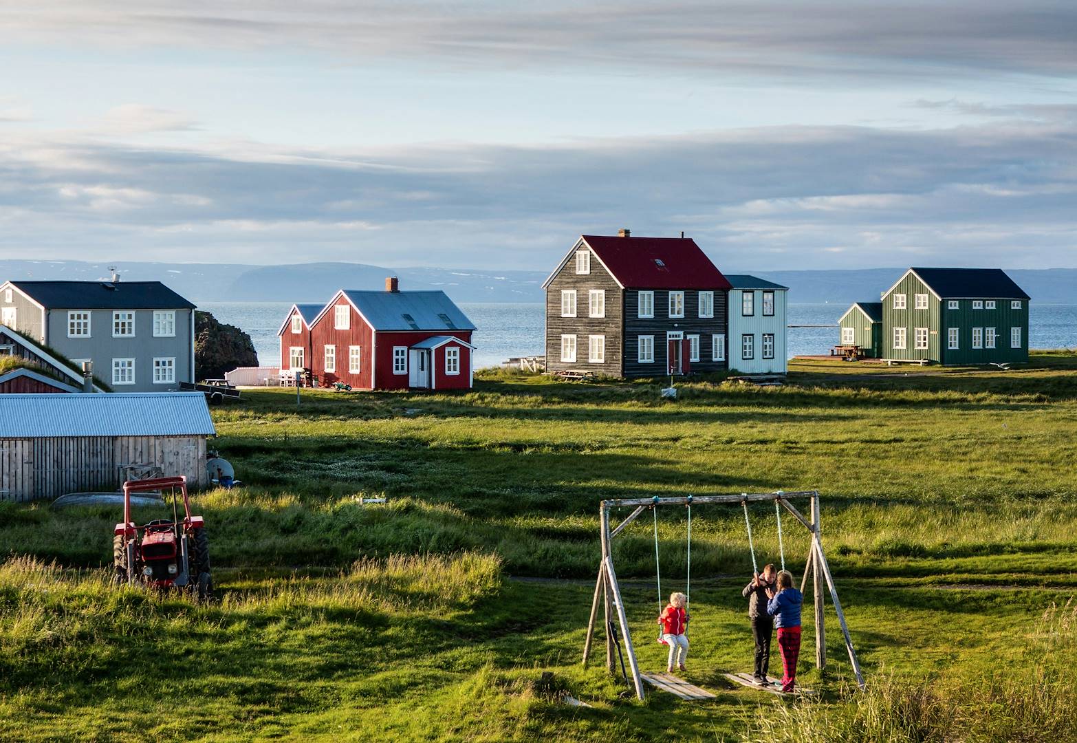 Enfants jouant dans un village islandais