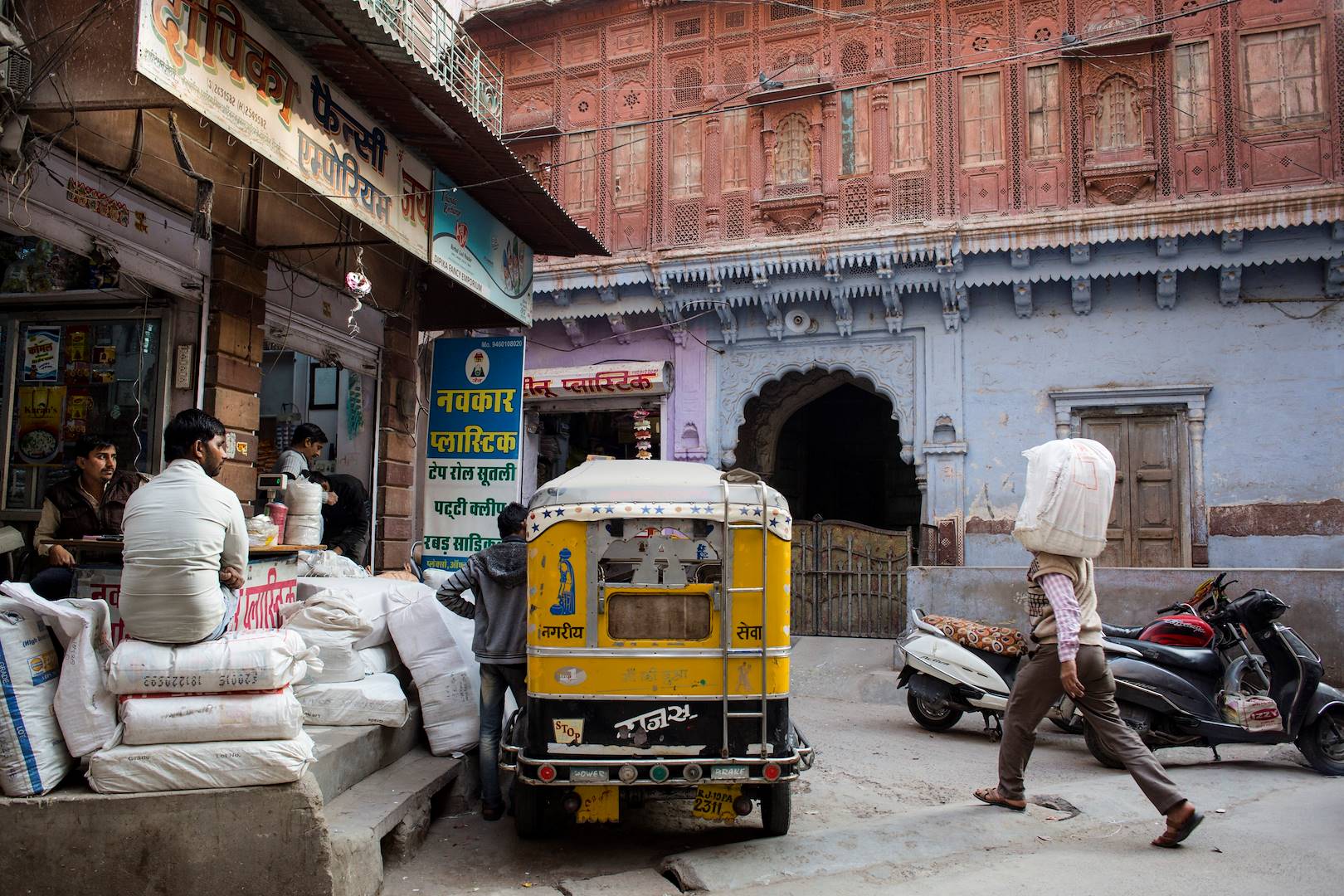 Tuk-tuk dans une rue commercante de Jodhpur - Rajasthan - Inde